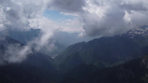 Increíbles vistas en los Alpes albaneses el día de verano en Albania en las montañas, vista de la mañana de la hermosa cordillera. — Vídeos de Stock