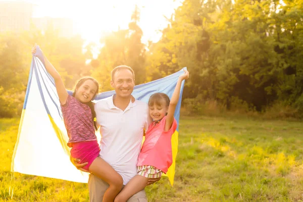 Büszke család ukrán zászlóval — Stock Fotó