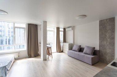 Beyaz duvarlı, küçük, modern bir daire.