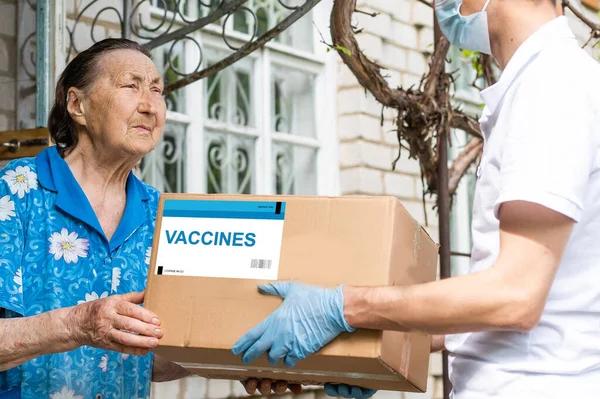 Sello de covid-19 vacunado impreso en caja de cartón. Epidemia de virus, vacuna contra COVID-19, medicina, salud y concepto de resistencia a enfermedades. —  Fotos de Stock