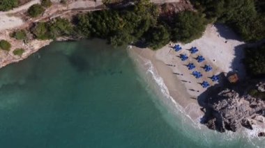 Güzel deniz manzarası. Arnavutluk 'ta İyon Denizi kıyısındaki sahil, İHA' dan görüntü