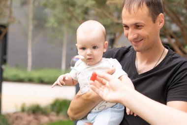 Babası ve oğlu yaz parkında yürüyor.