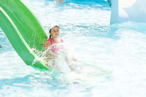 Criança feliz brincando na piscina. Conceito férias de verão — Fotografia de Stock