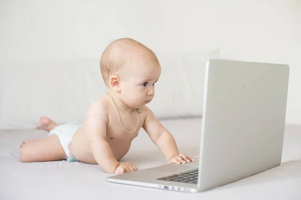Baby met laptop op de witte achtergrond — Stockfoto