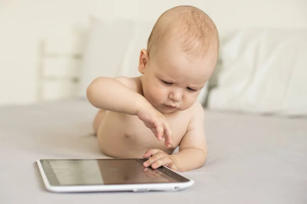 Baby jongen spelen met digitale tablet geïsoleerd op wit — Stockfoto