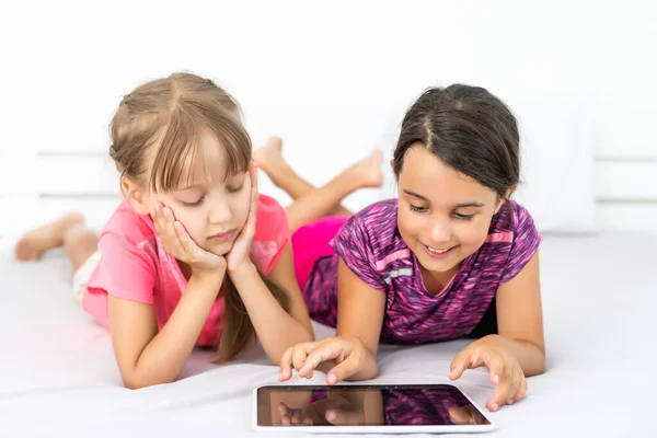Meninas usando tablet computador como placa de arte - pintura juntos — Fotografia de Stock