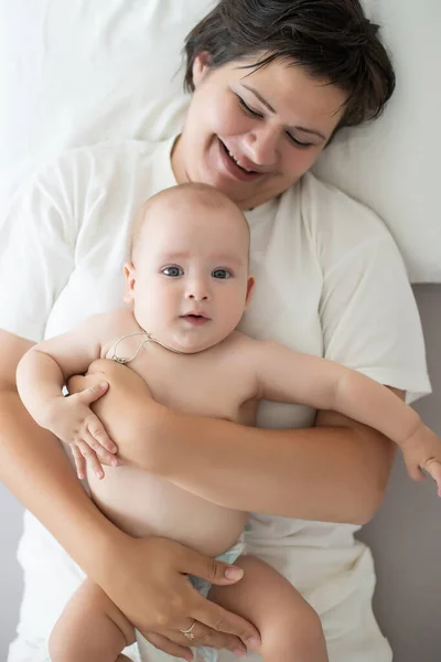 Portré egy anya vele 6 hónapos baba, felső nézet pont — Stock Fotó