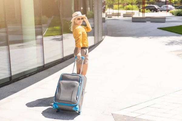 Ελκυστική γυναίκα με βαλίτσα πηγαίνει διακοπές — Φωτογραφία Αρχείου