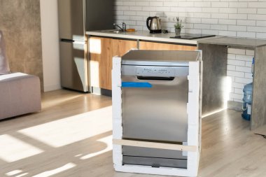 Modern mutfakta yeni bulaşıkçı.