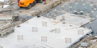 Somut iş: inşaat sahasındaki işçiler inşaat sahasında atlama ile birlikte inşaat alanına dökülüyor