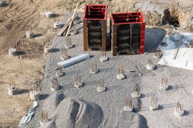 İnşaat alanı, beton dökülmesi, yığınlar.