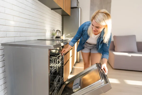 Seitenansicht einer jungen Frau in der Küche bei der Hausarbeit — Stockfoto