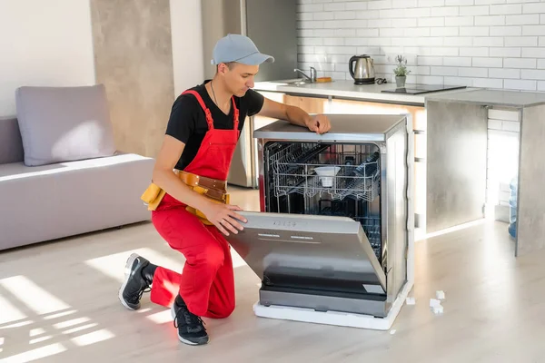 家庭での作業者修理食器洗い機. — ストック写真