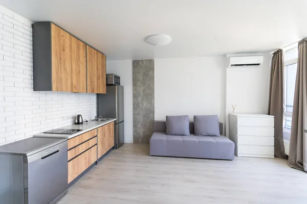 Kuchnia i pokój dzienny mieszkania na poddaszu — Zdjęcie stockowe