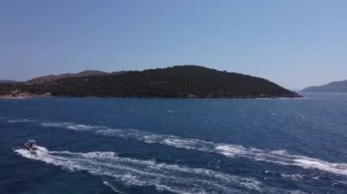 Jet Ski Turistlerinin Egzotik Adalı Egzotik Sahil Sahili Sahili 'nde Hızlanan Adam Üzerine Hava Görüntüsü. Ada. Ekstrem Sporlar. Tatil Turizmi Spor Çekim Cenneti. Macera Konsepti