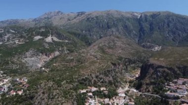 Kıyı köyü ve Dhermi Arnavutluk plajının havadan çekilmiş fotoğrafı