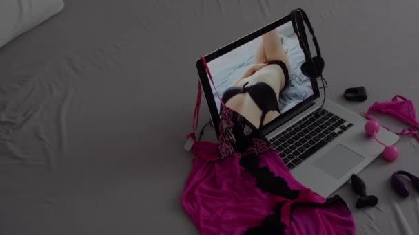 Assiste pornô em seu computador tablet — Vídeo de Stock