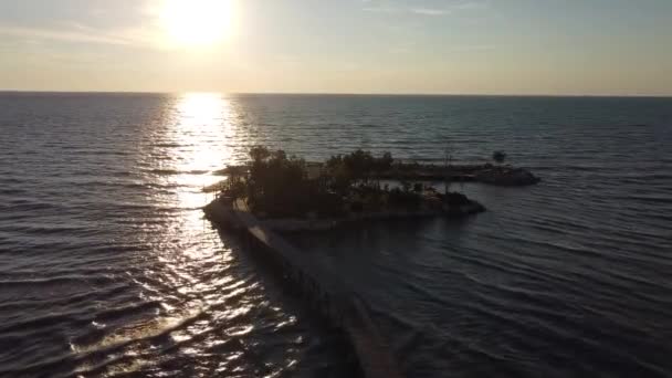 Puesta de sol sobre el mar Adriático. Vista desde Karpen beach, Golem, Durres, Albania. Puesta de sol con playa. — Vídeo de stock