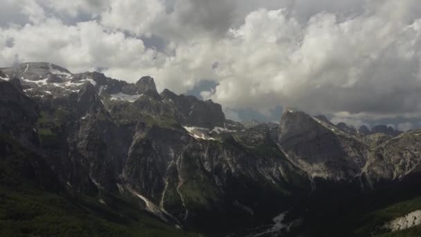 Belles montagnes dans les Alpes albanaises, theth parc national — Video