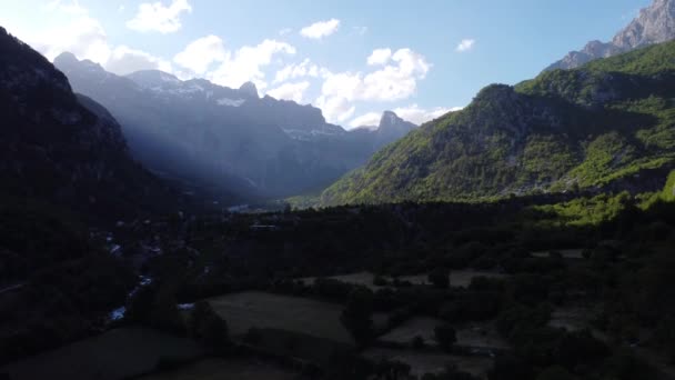 Belas montanhas nos Alpes Albaneses, theth parque nacional — Vídeo de Stock