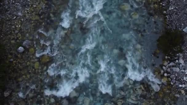 Flodskumning och stänk på klippor i bergen i Theth, Albanien — Stockvideo