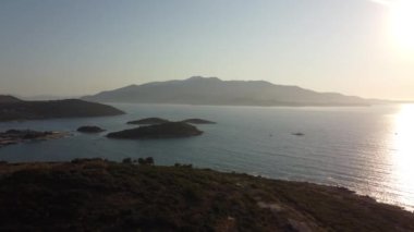 Gökyüzü manzarası, Arnavutluk 'taki cennet plajı, Ksamil, su koyundaki güzel ada, tatiller, tatil konsepti..