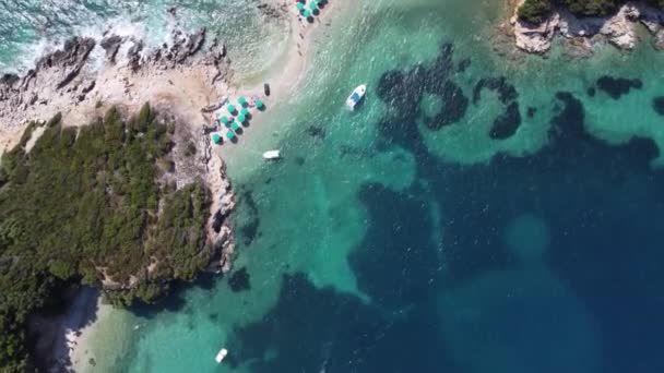 Idilliaca costa tropicale vista aerea, spiaggia paradisiaca in Albania, Ksamil, bellissima isola nella baia d'acqua, vacanze, concetto di vacanza. — Video Stock