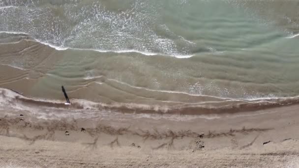 Ola suave del mar en la playa de arena — Vídeo de stock