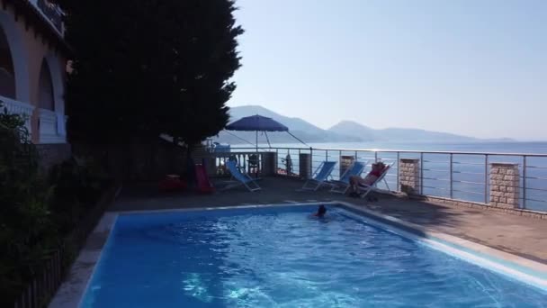 Mère et sa fille se détendent dans la piscine de l'hôtel. Les gens aiment les vacances. Mère fille realtionship. — Video