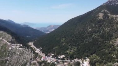 Arnavutluk 'taki Llogara geçidinde dağlarda yol.