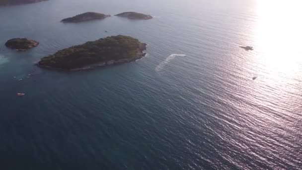 Bella costa del Sud Albania con colline e montagne sopra il mare azzurro — Video Stock