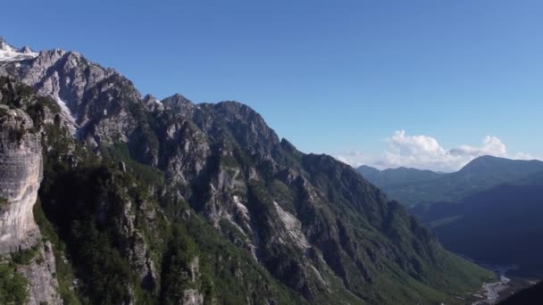 Национальный парк, Албания. Вид с воздуха на альпийские Альпы на восходе солнца. Летающие над зелеными деревьями с видом на деревню Тети и величественные горы. Проклятые горы Албании Проклетия — стоковое видео