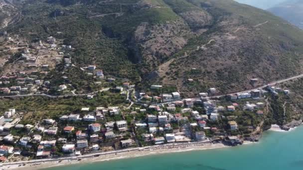 Himare, Arnavutluk. Yaz gününde güzel bir sahil manzarası. Doğa, Tatiller — Stok video