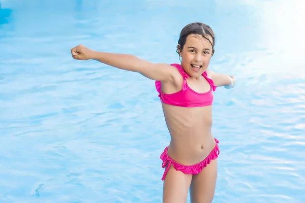 Linda niña nadando en la piscina al aire libre y divertirse — Foto de Stock