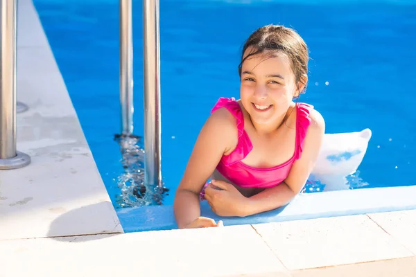 Niña divirtiéndose en la piscina — Foto de Stock