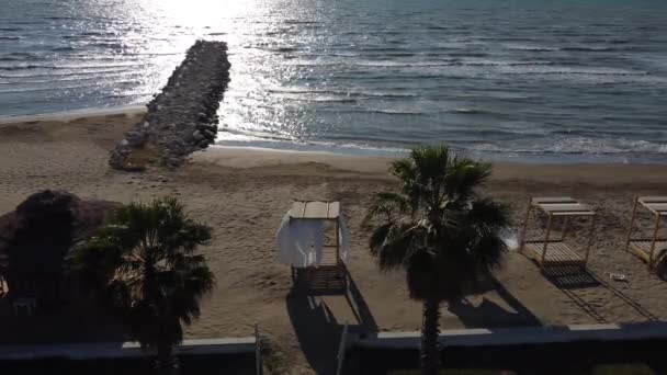 Vista aerea sulla spiaggia sabbiosa di Durazzo con lettini e ombrelloni durante l'alba — Video Stock