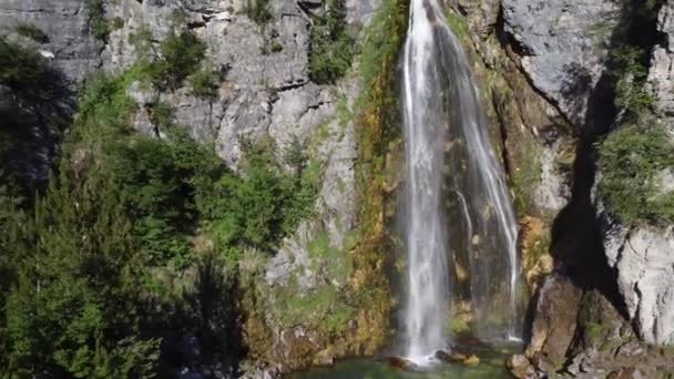 アルバニアのテティ国立公園の滝のショット — ストック動画
