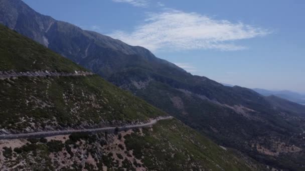 Arnavutluk 'taki Llogara geçidinde dağlarda yol. — Stok video