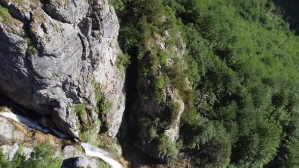 Tournage d'une cascade dans le parc national de Theti en Albanie — Video