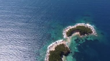 Güney Arnavutluk 'un güzel kıyı şeridi mavi gök mavisi denizin üzerindeki tepeler ve dağlarla