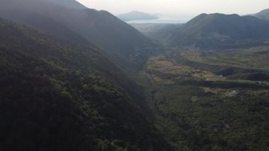 Arnavutluk 'un dağlarında yol.