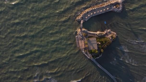 Golven aan de Adriatische zee bij Durres, Albanië. Kopieer ruimte, achtergrond — Stockvideo