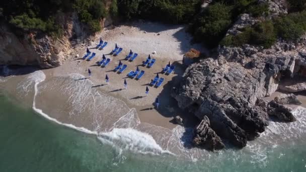 Vacker kust i södra Albanien med kullar och berg ovanför blå azurblå hav — Stockvideo