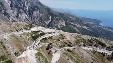 Arnavutluk 'taki Llogara geçidinde dağlarda yol.