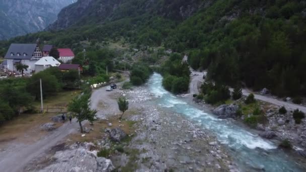 Espuma de água do rio e salpicos em falésias de montanhas alpinas em Theth, Albânia — Vídeo de Stock