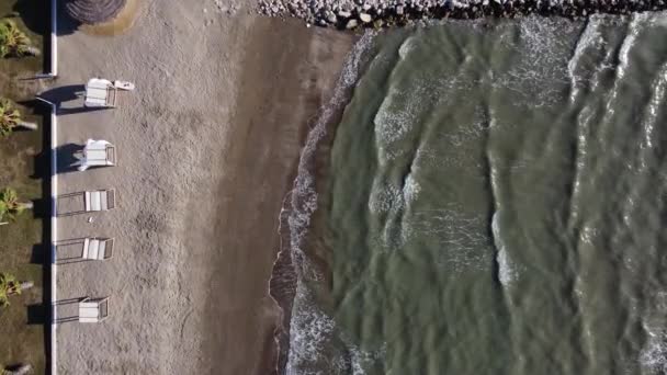 Modderig zeewater op een zandstrand — Stockvideo