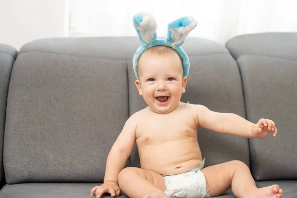 Nyuszinak öltözött fiú és húsvéti tojás — Stock Fotó