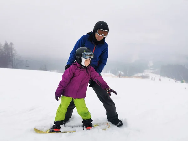 Урок сноуборду в зимовому курорті — стокове фото