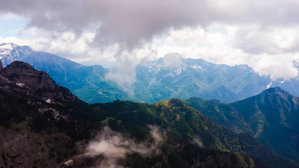 Montagna scenario di vetta tra le nuvole — Foto Stock