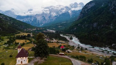 Arnavutluk 'un dağlı güzel manzarası
